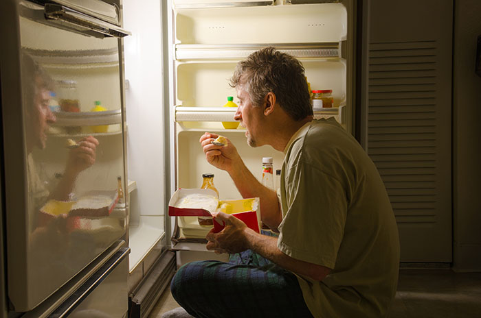 Is it Bad to Eat at Night? 6 Reasons to Avoid Nighttime Meals and Snacks
